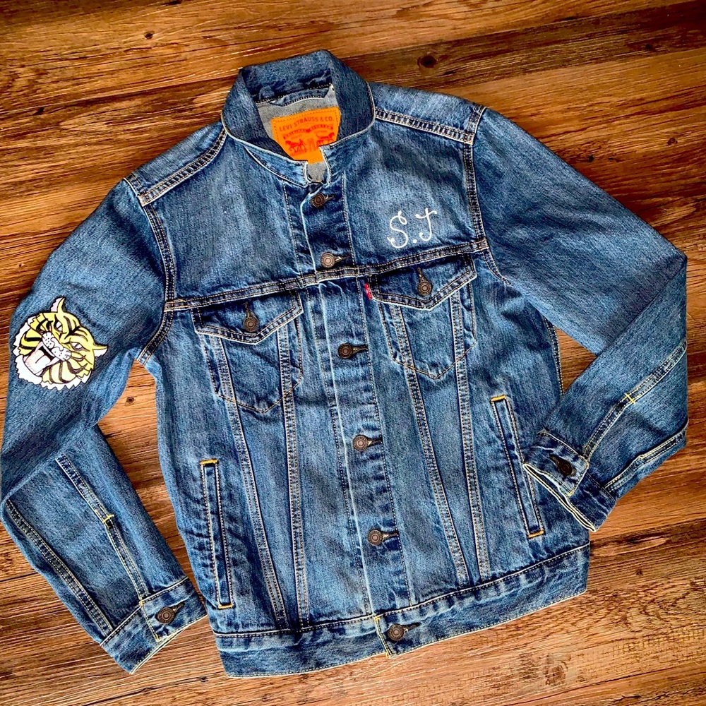 Custom made denim trucker’s jacket by Levi’s men’s size small color mid blue